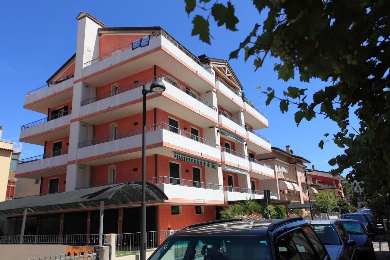 Maestrale Canova Apartments Каорле Екстер'єр фото